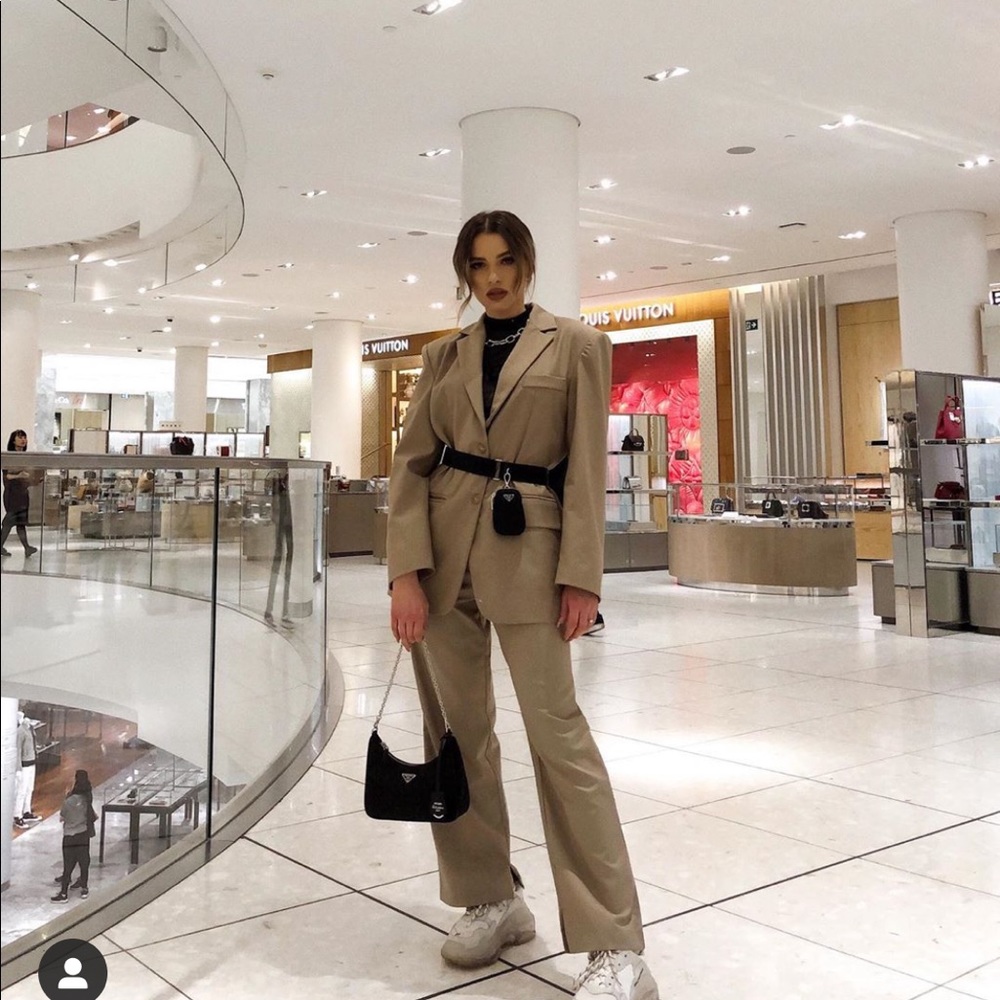 Suit (storets)